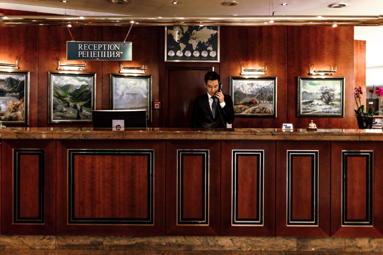 فندق رهط بالاس الماتي المظهر الخارجي الصورة Reception desk at a hotel