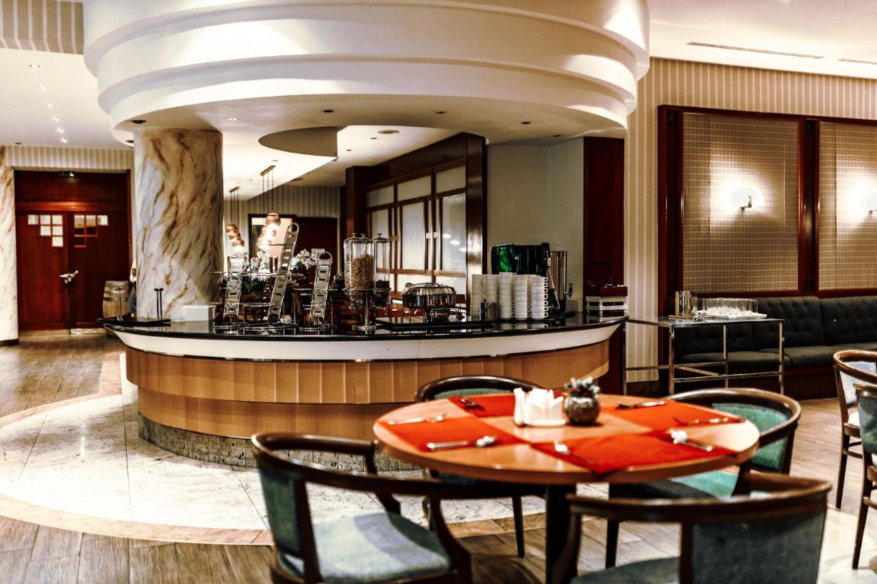 فندق رهط بالاس الماتي المظهر الخارجي الصورة The lobby bar
