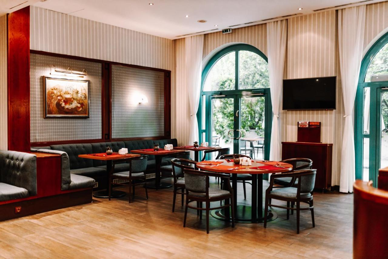 فندق رهط بالاس الماتي المظهر الخارجي الصورة The interior of the restaurant