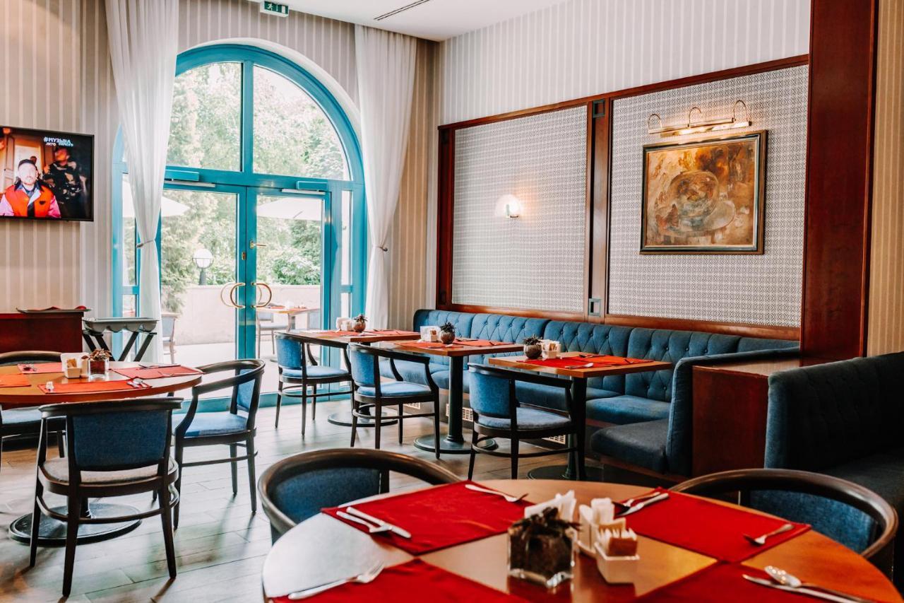 فندق رهط بالاس الماتي المظهر الخارجي الصورة Restaurant interior