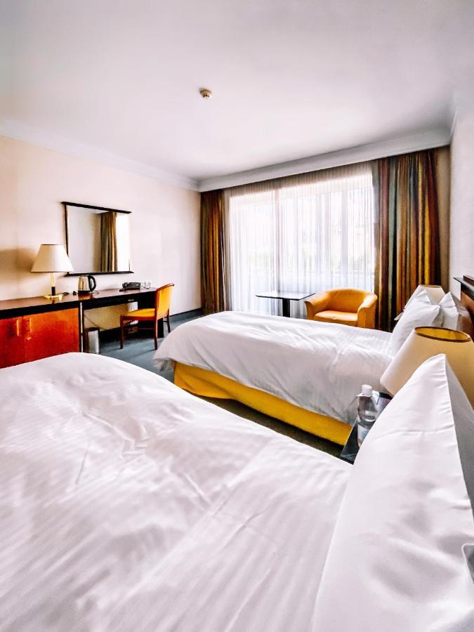 فندق رهط بالاس الماتي المظهر الخارجي الصورة A typical hotel room