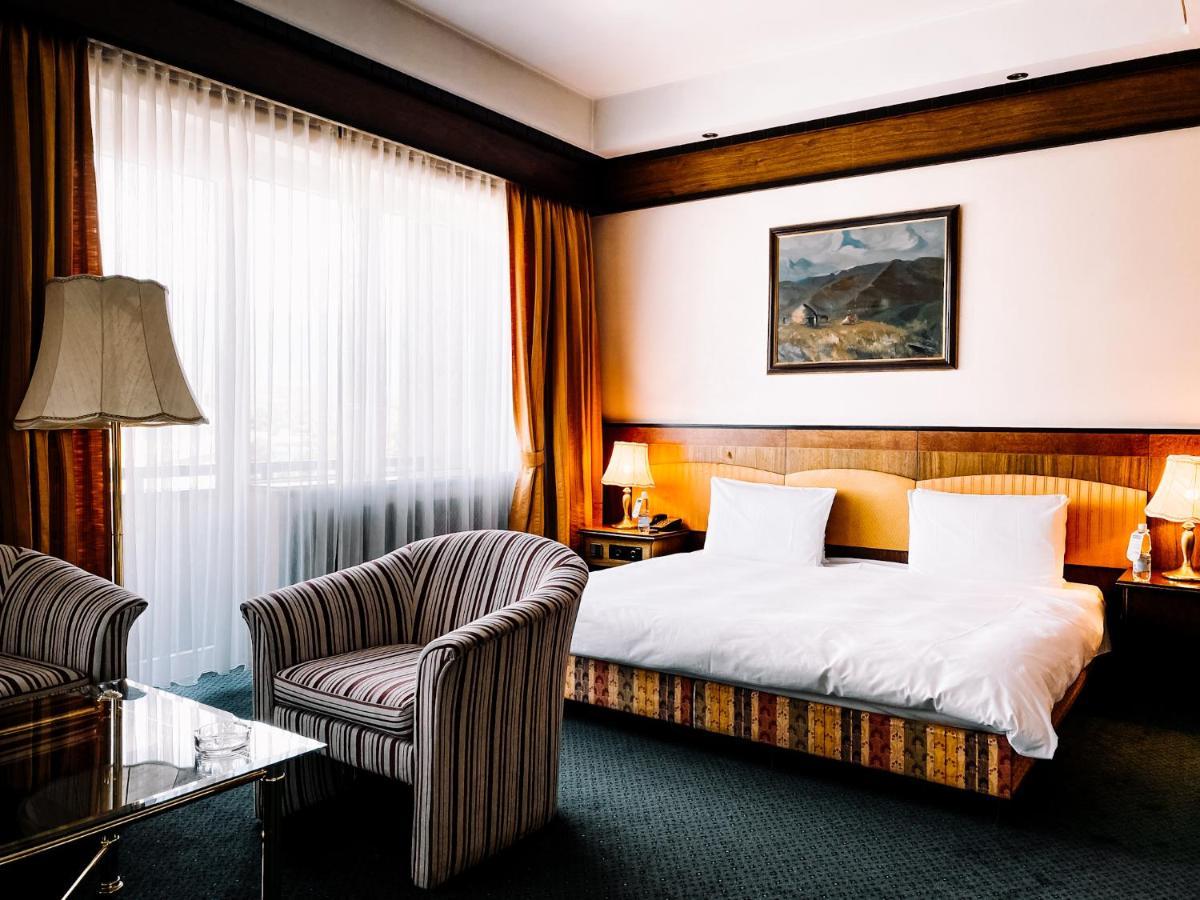 فندق رهط بالاس الماتي المظهر الخارجي الصورة A room at the hotel