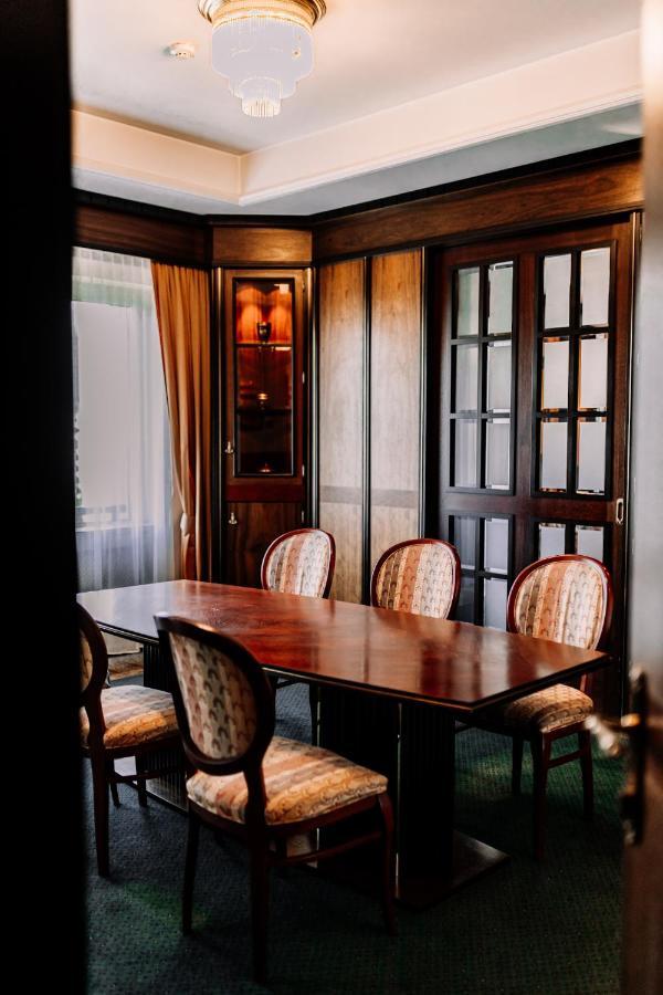 فندق رهط بالاس الماتي المظهر الخارجي الصورة The dining room
