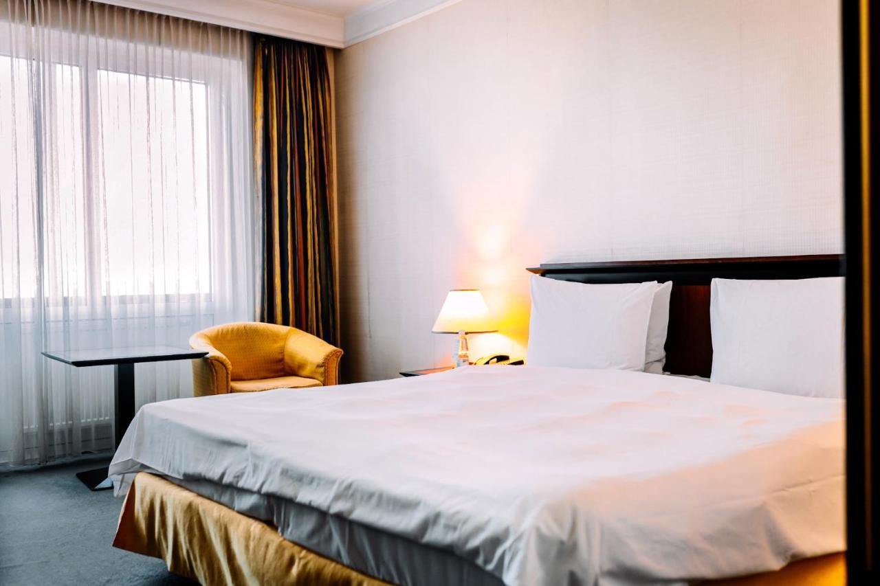 فندق رهط بالاس الماتي المظهر الخارجي الصورة A bed