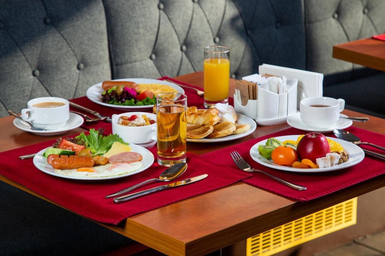 فندق رهط بالاس الماتي المظهر الخارجي الصورة A breakfast table