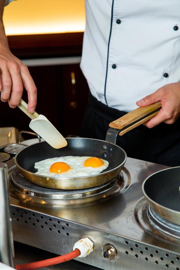 فندق رهط بالاس الماتي المظهر الخارجي الصورة Fried eggs