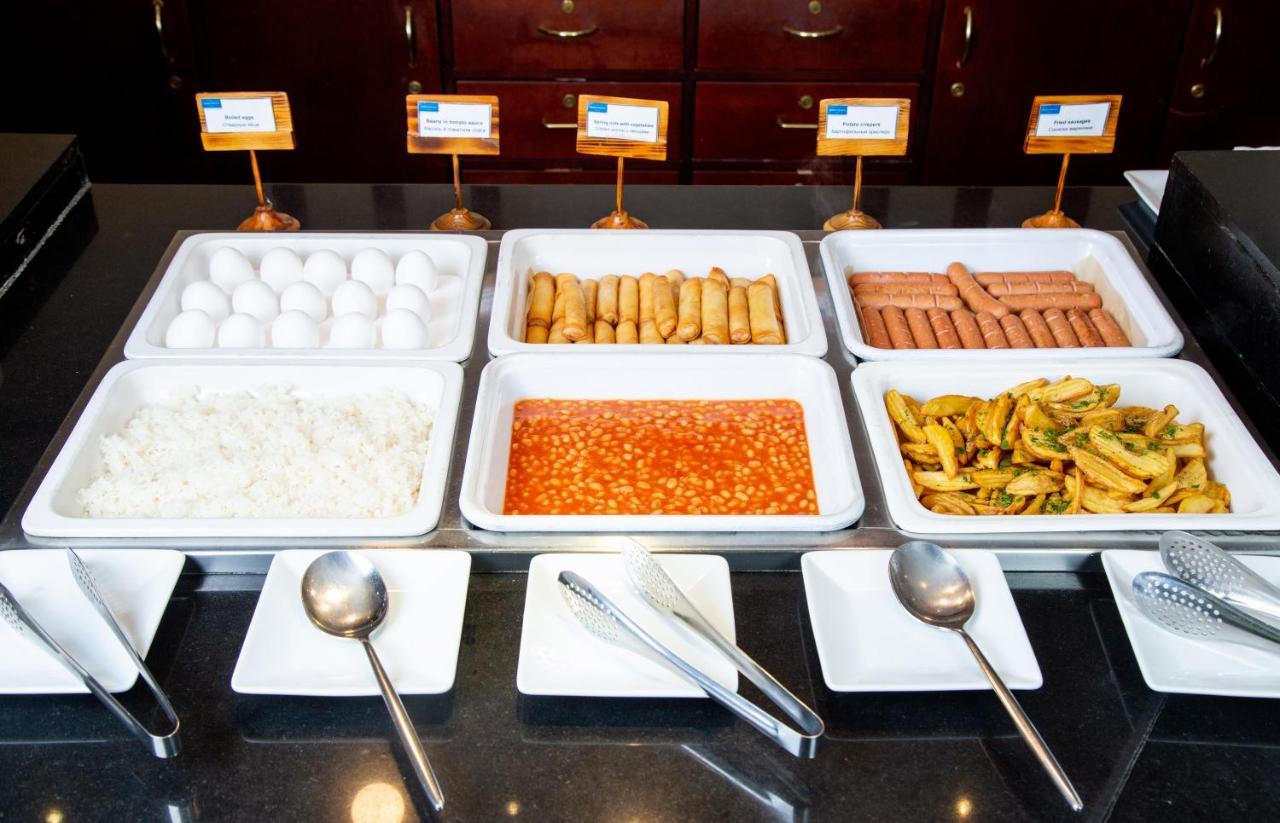 فندق رهط بالاس الماتي المظهر الخارجي الصورة A buffet with chafing dishes