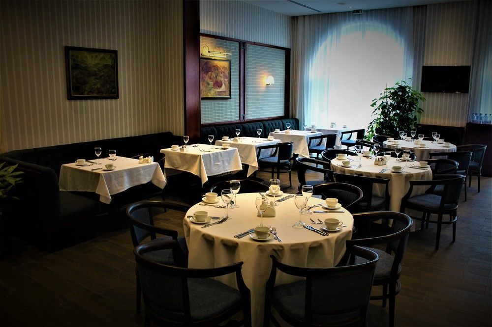 فندق رهط بالاس الماتي المظهر الخارجي الصورة Interior of the restaurant