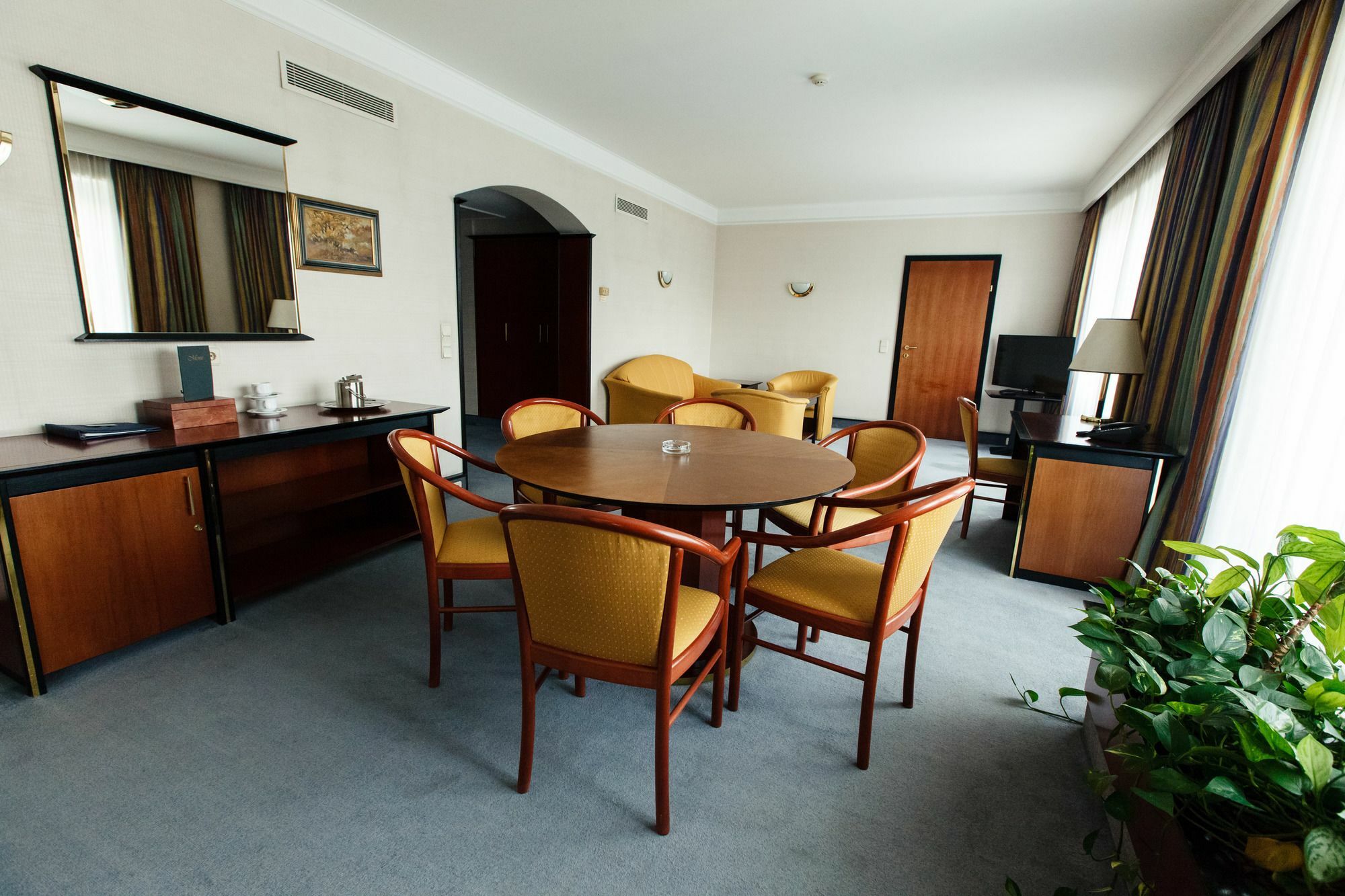 فندق رهط بالاس الماتي المظهر الخارجي الصورة A suite at the Grand Hotel
