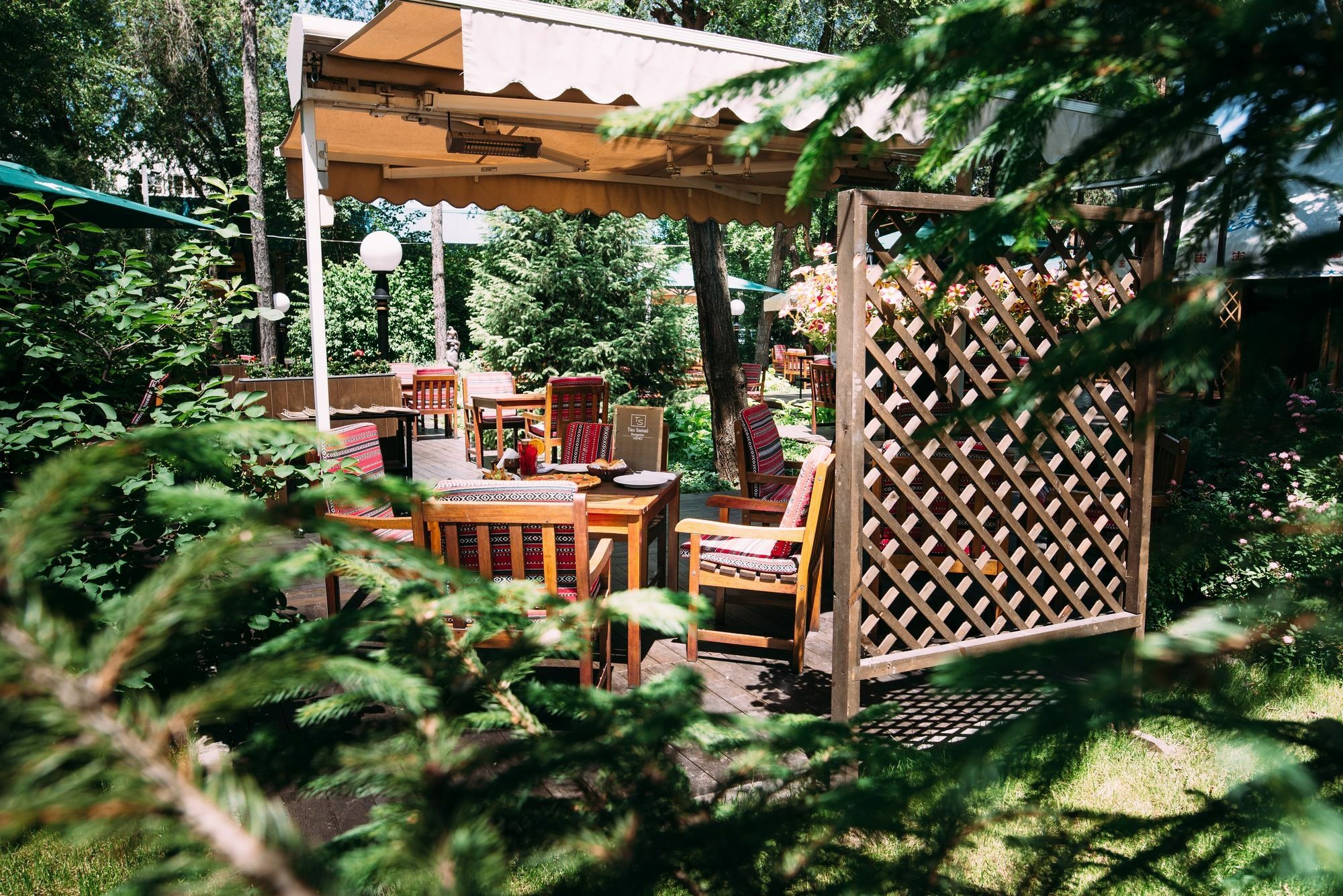 فندق رهط بالاس الماتي المظهر الخارجي الصورة The garden of the restaurant