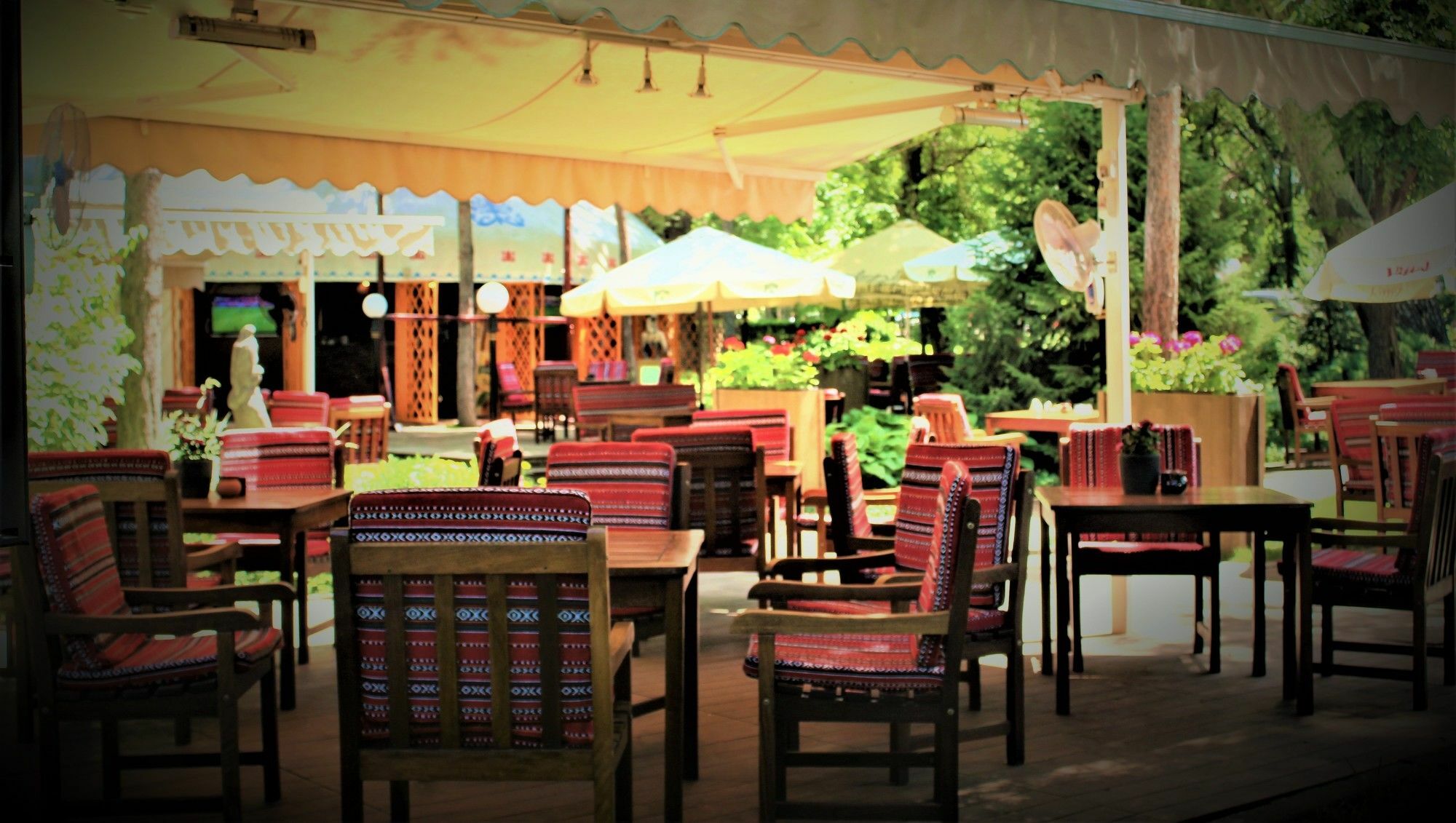 فندق رهط بالاس الماتي المظهر الخارجي الصورة A restaurant in the resort