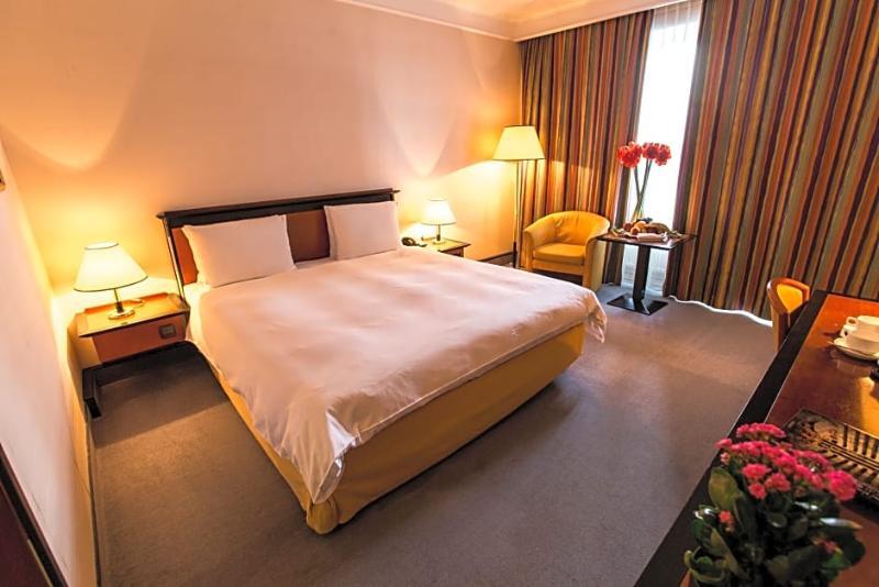 فندق رهط بالاس الماتي المظهر الخارجي الصورة A room at the hotel